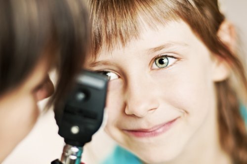 В офтальмологическом кабинете детской поликлиники проводится лечение с использованием аппаратов