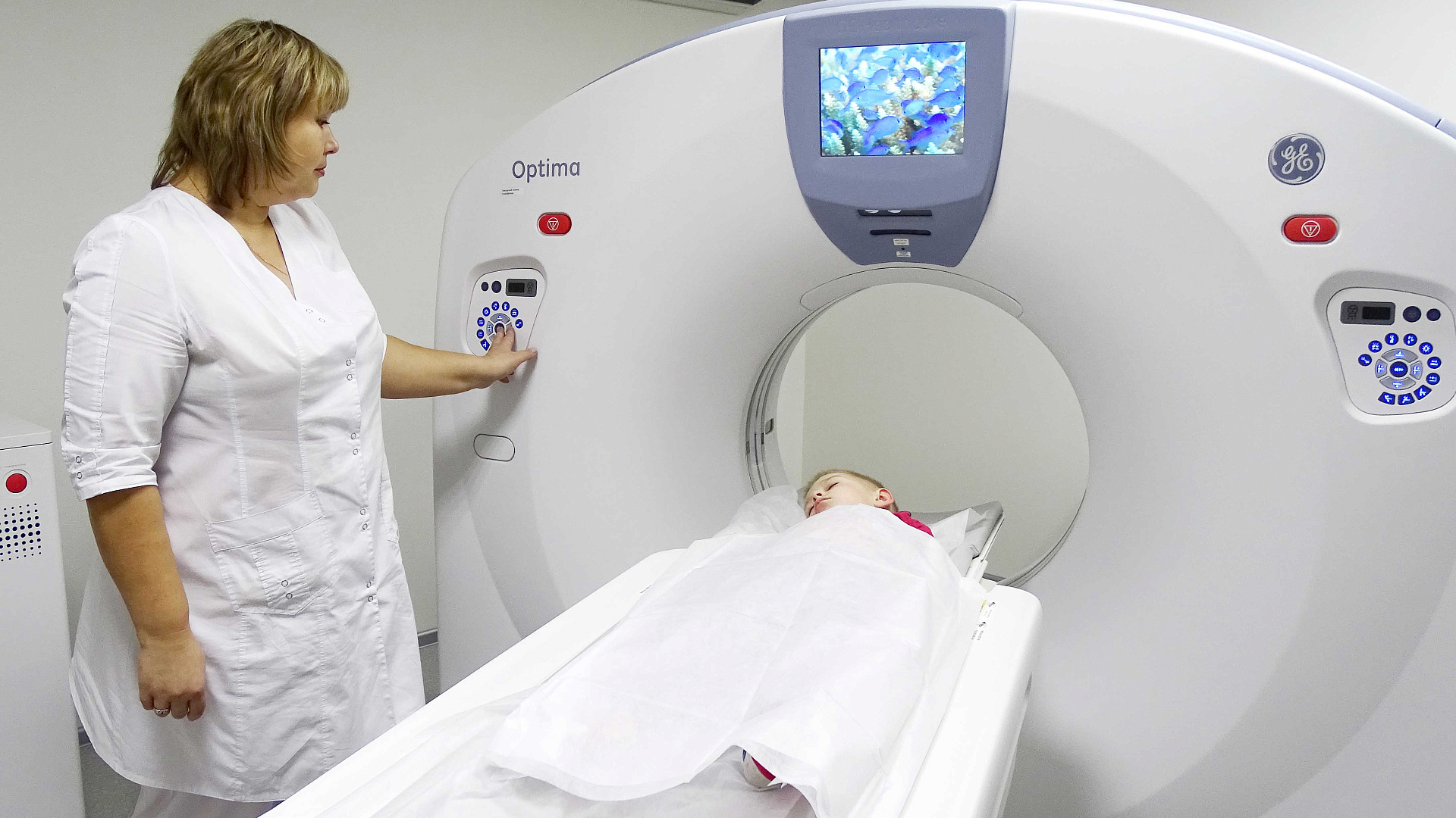 Магнитно резонансная томография как делают. Компьютерная томография детям. Ребенок в томографе. Мрт головы ребенку. Компьютерная томография головы.
